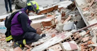 Equipos de rescate trabajando entre escombros en una zona urbana de Venezuela