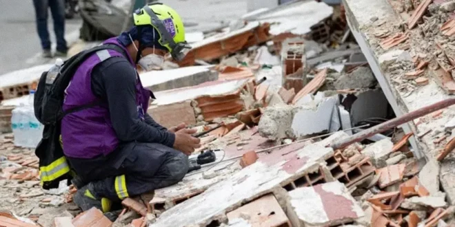 Equipos de rescate trabajando entre escombros en una zona urbana de Venezuela