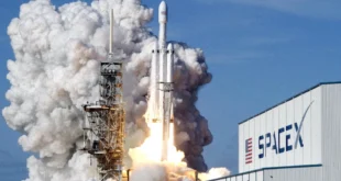 Cohete Falcon 9 de SpaceX despegando hacia el espacio exterior con el logotipo de la empresa en primer plano