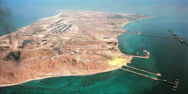 Terminal de exportación de crudo en la isla de Kharg bajo tensión geopolítica militar