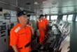 Oficial de la Guardia Costera de Taiwán vigilando el horizonte marítimo cerca de la isla Pratas ante las incursiones de China