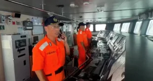 Oficial de la Guardia Costera de Taiwán vigilando el horizonte marítimo cerca de la isla Pratas ante las incursiones de China