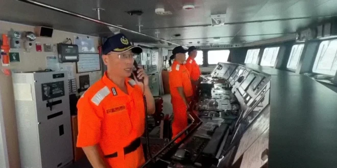 Oficial de la Guardia Costera de Taiwán vigilando el horizonte marítimo cerca de la isla Pratas ante las incursiones de China