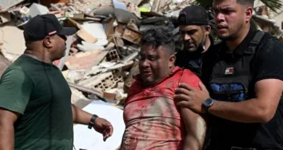 Equipos de rescate trabajando entre los escombros de edificios colapsados en La Guaira, Venezuela, tras el doble terremoto.
