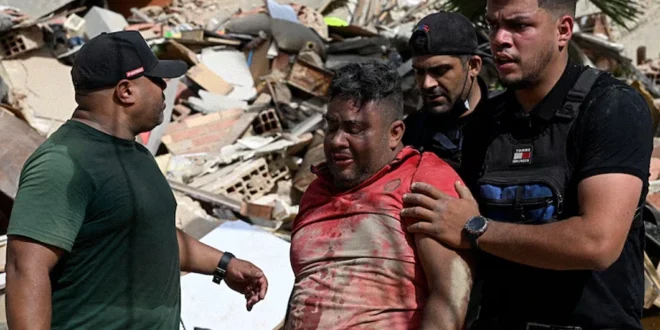 Equipos de rescate trabajando entre los escombros de edificios colapsados en La Guaira, Venezuela, tras el doble terremoto.