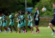 Thomas Christiansen dirigiendo el entrenamiento de la selección de Panamá previo al Mundial 2026