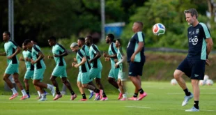 Thomas Christiansen dirigiendo el entrenamiento de la selección de Panamá previo al Mundial 2026