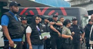 Operativo de la Alcaldía de Panamá retirando vehículos en aceras de Parque Lefevre