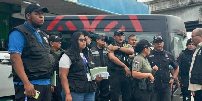 Operativo de la Alcaldía de Panamá retirando vehículos en aceras de Parque Lefevre
