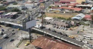 Vista aérea de la Vía España en Ciudad de Panamá con tráfico vehicular
