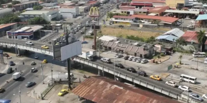 Vista aérea de la Vía España en Ciudad de Panamá con tráfico vehicular