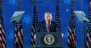 Donald Trump habla frente al monumento del Monte Rushmore durante el aniversario de la Independencia