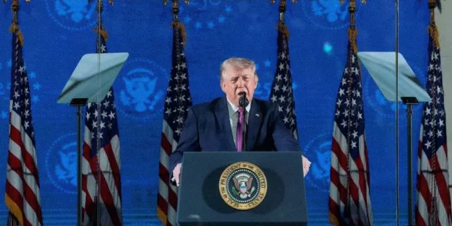 Donald Trump habla frente al monumento del Monte Rushmore durante el aniversario de la Independencia