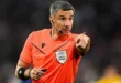 El árbitro esloveno Slavko Vincic durante un partido internacional de fútbol.