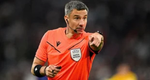 El árbitro esloveno Slavko Vincic durante un partido internacional de fútbol.