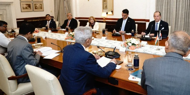 El canciller Martínez-Acha Vásquez en reunión diplomática oficial en Nueva Delhi