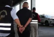 Agentes de la Policía Nacional de Panamá custodian al sospechoso de trata de personas tras su captura en Tocumen.