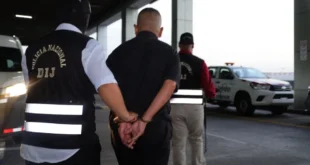 Agentes de la Policía Nacional de Panamá custodian al sospechoso de trata de personas tras su captura en Tocumen.