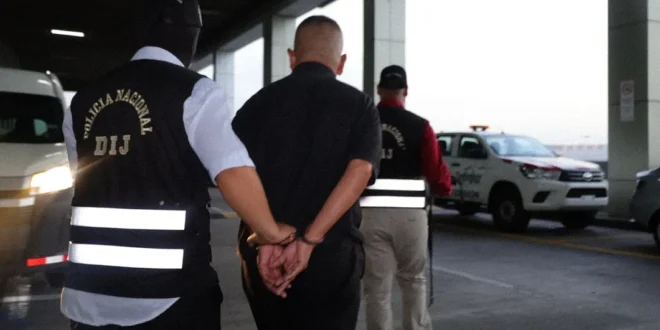 Agentes de la Policía Nacional de Panamá custodian al sospechoso de trata de personas tras su captura en Tocumen.
