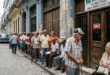 Jubilados cubanos esperando en una fila frente a un banco cerrado en La Habana