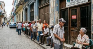 Jubilados cubanos esperando en una fila frente a un banco cerrado en La Habana