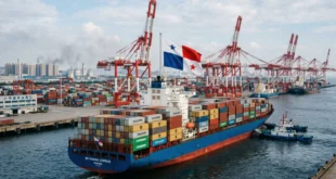Buque portacontenedores con bandera de Panamá ingresando a terminal portuaria de carga en China