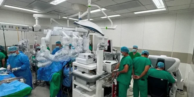 Equipo de cirujanos de la CSS operando con tecnología robótica de vanguardia en Chiriquí