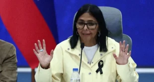 Delcy Rodríguez en rueda de prensa anunciando las medidas de reconstrucción post-terremoto en Venezuela