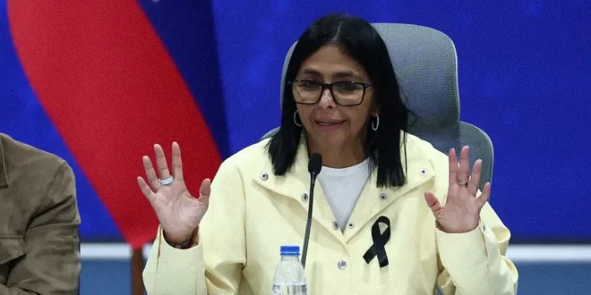 Delcy Rodríguez en rueda de prensa anunciando las medidas de reconstrucción post-terremoto en Venezuela