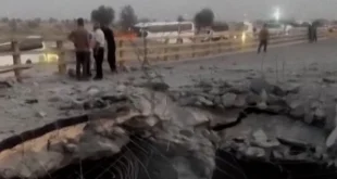 Puente de Kahurestán destruido tras bombardeo en Bandar Khamir