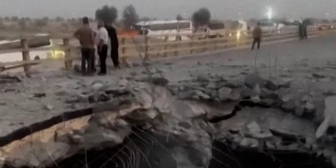 Puente de Kahurestán destruido tras bombardeo en Bandar Khamir