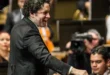 Gustavo Dudamel dirigiendo una orquesta en un escenario internacional