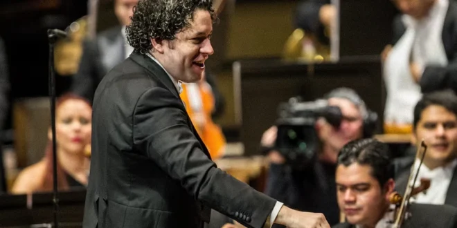 Gustavo Dudamel dirigiendo una orquesta en un escenario internacional
