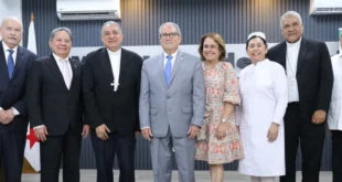 Ministro de Salud de Panamá durante la presentación oficial de la Medalla al Mérito Anita Moreno