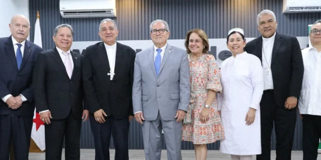 Ministro de Salud de Panamá durante la presentación oficial de la Medalla al Mérito Anita Moreno
