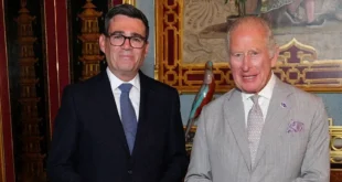 Andy Burnham y el rey Carlos III durante la transición de gobierno en el Reino Unido