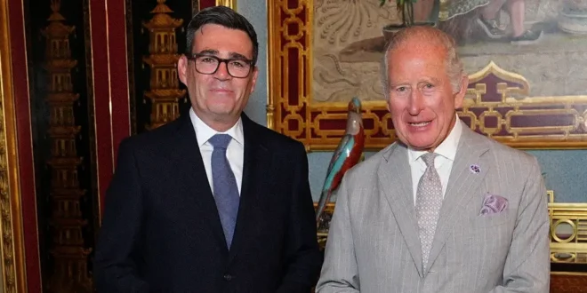 Andy Burnham y el rey Carlos III durante la transición de gobierno en el Reino Unido