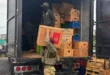 Agentes del SENAFRONT inspeccionando cajas de mercancía incautada en puesto de control