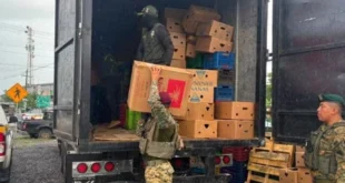 Agentes del SENAFRONT inspeccionando cajas de mercancía incautada en puesto de control