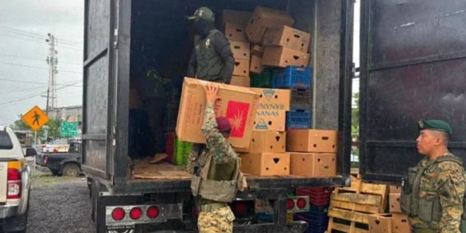 Agentes del SENAFRONT inspeccionando cajas de mercancía incautada en puesto de control