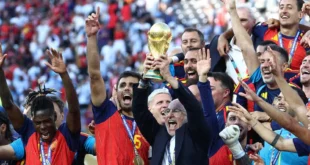 Selección española levantando el trofeo del Mundial 2026 tras ganar la final