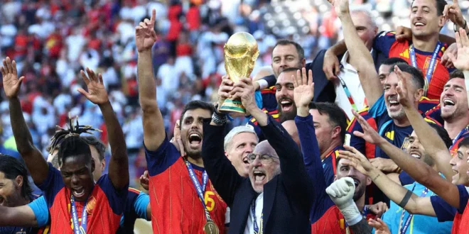 Selección española levantando el trofeo del Mundial 2026 tras ganar la final