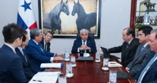 El Presidente Mulino en reunión con la delegación de navieros japoneses en el Palacio de las Garzas.