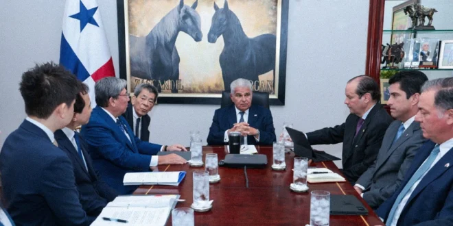 El Presidente Mulino en reunión con la delegación de navieros japoneses en el Palacio de las Garzas.