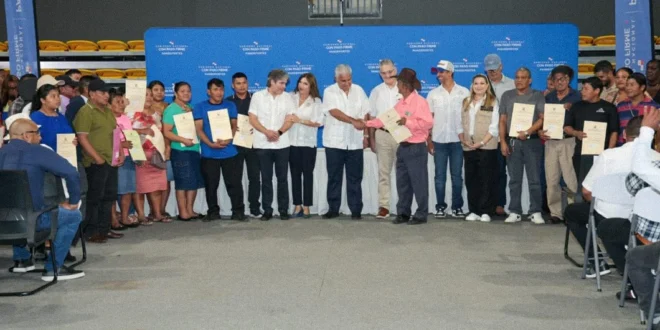 Presidente José Raúl Mulino entregando llaves de viviendas en Changuinola