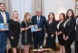 El Presidente Mulino recibiendo la Memoria 2024 de manos de Nivia Roxana Castrellón.