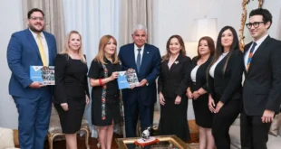 El Presidente Mulino recibiendo la Memoria 2024 de manos de Nivia Roxana Castrellón.