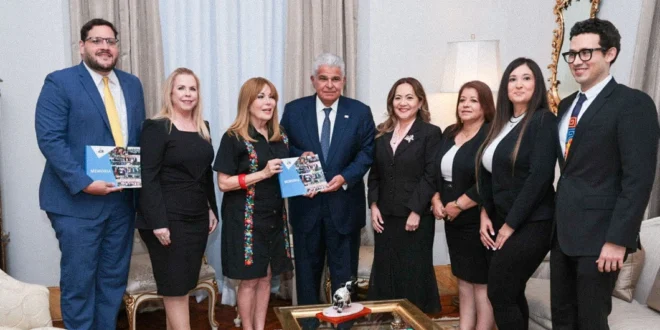 El Presidente Mulino recibiendo la Memoria 2024 de manos de Nivia Roxana Castrellón.