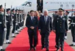 El Presidente Mulino saludando a su llegada a Lima para la toma de posesión presidencial