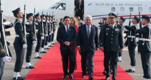 El Presidente Mulino saludando a su llegada a Lima para la toma de posesión presidencial